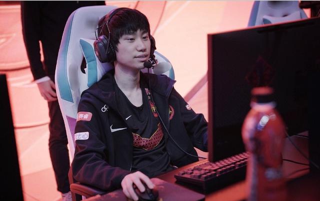 她始终以 她始终以