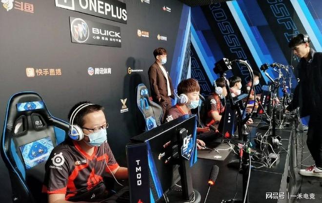 他们通过科 他们通过科